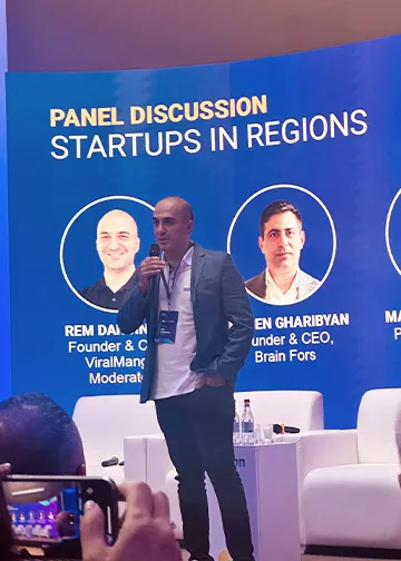 Rem Darbinyan moderating the panel discussion “Startups in Regions”